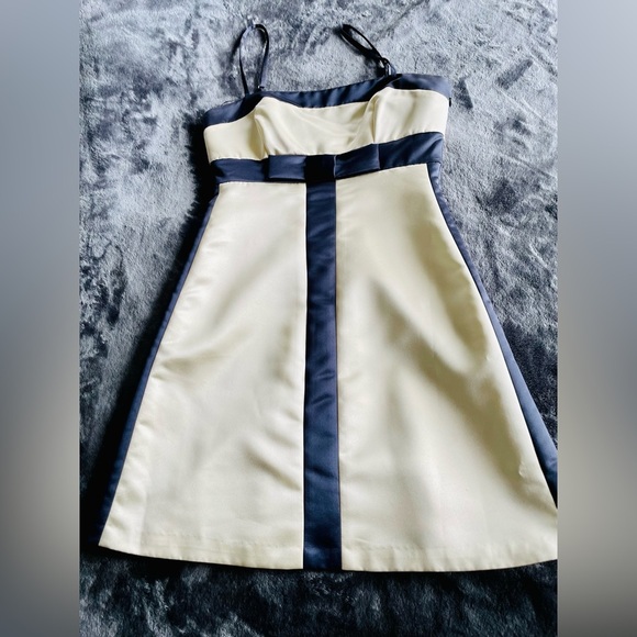 Adorable mini dress by BCBGMaxazria size 4 with spaghetti straps and front bow - Picture 3 of 8